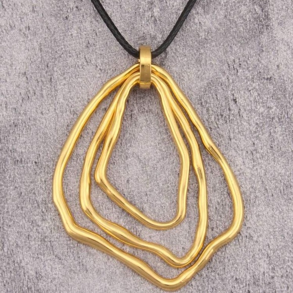 Jewelry - Elegant Gold Pendant Necklace